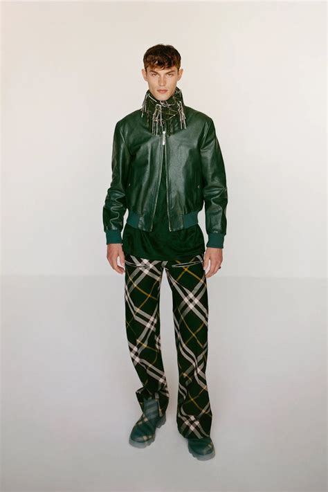 burberry sjaal pq beetroot prosum|Burberry Resort 2024 Collection .